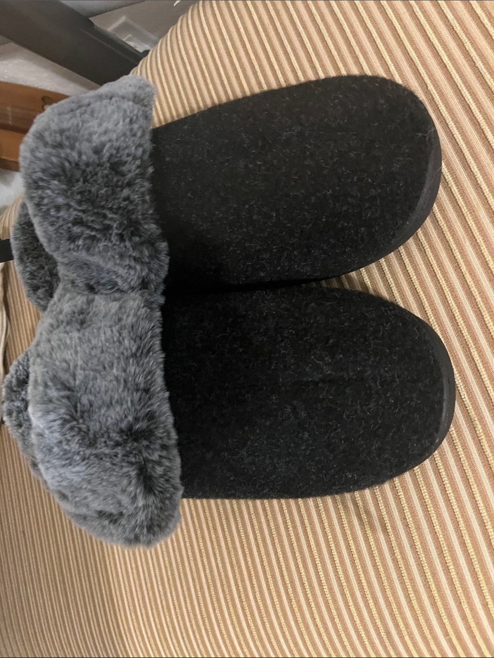 Cozy Women's Black Slipper with Gray Faux-Fur Cuff